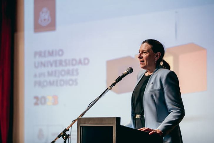 MARIELA MARCHISIO. La vicerrectora de la UNC durante el acto de reconocimiento a los mejores promedios.