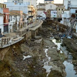 Casas dañadas por las inundaciones bordean el río en Chiva, en la región de Valencia, este de España, tras las catastróficas inundaciones mortales. Las inundaciones de octubre dejaron al menos 226 personas muertas, según las autoridades. | Foto:Jose Jordan / AFP