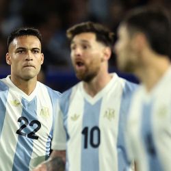 El delantero argentino Lautaro Martínez celebra después de anotar un gol durante el partido de fútbol de las eliminatorias sudamericanas de la Copa Mundial de la FIFA 2026 entre Argentina y Perú en el estadio La Bombonera en Buenos Aires. | Foto:ALEJANDRO PAGNI / AFP
