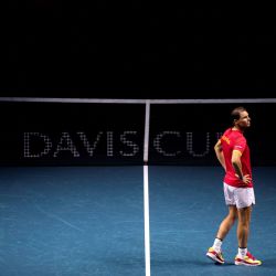 El español Rafael Nadal asiste a un homenaje a su carrera al final del partido de dobles de cuartos de final entre Holanda y España durante las finales de la Copa Davis en el Palacio de Deportes José María Martín Carpena en Málaga, sur de España. La brillante carrera de la superestrella Rafael Nadal en el tenis profesional llegó a su fin cuando Holanda eliminó a España en los cuartos de final de la Copa Davis. | Foto:JORGE GUERRERO / AFP