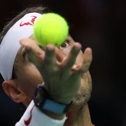 El español Rafael Nadal sirve al holandés Botic van de Zandschulp en el partido de individuales de cuartos de final entre Holanda y España durante las finales de la Copa Davis en el Palacio de Deportes José María Martín Carpena en Málaga, sur de España. | Foto:Thomas Coex / AFP
