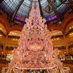 Esta fotografía muestra un árbol de Navidad gigante en el interior de los grandes almacenes Galeries Lafayette en París, Francia. | Foto:Grégoire Campione / AFP