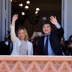La primera ministra de Italia, Giorgia Meloni, y el presidente de Argentina, Javier Milei, saludan desde el balcón del palacio de gobierno de la Casa Rosada en Buenos Aires. | Foto:Emiliano Lasalvia / AFP