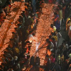 Los devotos encienden lámparas de aceite de barro en un templo para conmemorar 'Kartik Purnima' o el día de luna llena en Hyderabad, India. | Foto:NOAH SEELAM / AFP