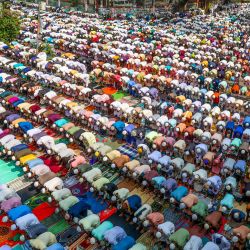 Los devotos musulmanes de Tablighi Jamaat ofrecen oraciones a lo largo de una carretera en Dhaka, Bangladesh. | Foto:Abdul Goni / AFP