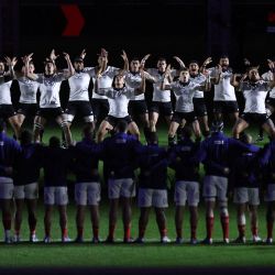 Los jugadores de Nueva Zelanda (blancos) realizan un haka frente a los jugadores de Francia antes del partido de prueba internacional de rugby de la Autumn Nations Series entre Francia y Nueva Zelanda en el Stade de France en Saint-Denis, al norte de París. | Foto:FRANCK FIFE / AFP