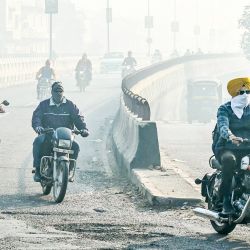 Los viajeros con el rostro cubierto con tela recorren una calle en medio de una espesa niebla en Amritsar, India. | Foto:Narinder Nanu / AFP