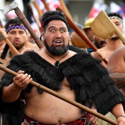 Miembros de la comunidad maorí marchan en una manifestación de protesta para criticar al gobierno por sus políticas que afectan a la población indígena maorí en Wellington. | Foto:Sanka Vidanagama / AFP
