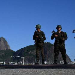 Soldados del ejército brasileño hacen guardia en la playa de Botafogo con el Pan de Azúcar al fondo durante la Cumbre del G20 en Río de Janeiro, Brasil. | Foto:LUIS ROBAYO / AFP