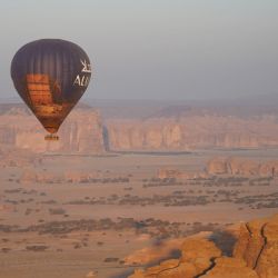 Turistas toman un viaje en un globo aerostático, en AlUla, Arabia Saudita. Bajo el lema "Viaje por el Cielo al Amanecer de Hegra", un evento de globos aerostáticos tuvo lugar en Hegra, un Sitio Patrimonio Mundial de la Organización de las Naciones Unidas para la Educación, la Ciencia y la Cultura (UNESCO) en AlUla. | Foto:Xinhua/Luo Chen