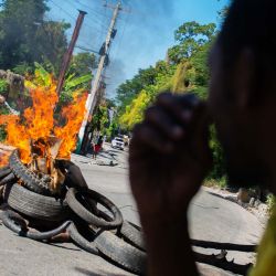 Un hombre prende fuego a los cuerpos de presuntos pandilleros en Petion-Ville, un suburbio de Puerto Príncipe, Haití. La policía y grupos civiles de autodefensa mataron a 28 presuntos pandilleros en la capital haitiana, Puerto Príncipe, en una operación nocturna, dijeron las autoridades el martes, mientras el gobierno busca recuperar parte del control de la ciudad. | Foto:Clarens Siffroy / AFP