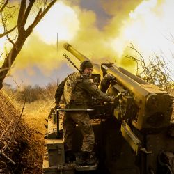Un militar ucraniano de la 24.ª Brigada Mecanizada dispara un obús autopropulsado 2s5 de 152 mm hacia posiciones rusas en un lugar no revelado cerca de Chasiv Yar en la región de Donetsk, en medio de la invasión rusa de Ucrania. | Foto:Handout / 24.ª Brigada Mecanizada de las Fuerzas Armadas de Ucrania / AFP