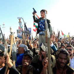 Yemeníes blanden rifles y corean consignas durante una manifestación contra Israel en solidaridad con Gaza y el Líbano en la capital controlada por los hutíes, Saná. | Foto:MOHAMMED HUWAIS / AFP