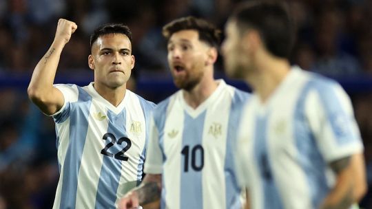 Argentina beat Peru as Uruguay hold Brazil