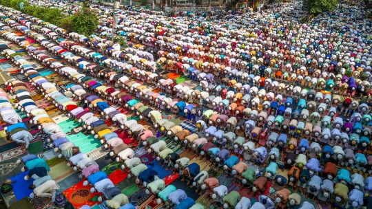 Fotogaleria Los devotos musulmanes de Tablighi Jamaat ofrecen oraciones a lo largo de una carretera en Dhaka, Bangladesh