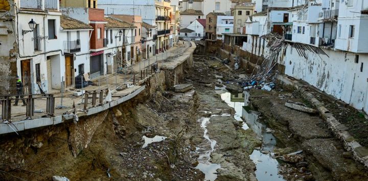 Casas dañadas por las inundaciones bordean el río en Chiva, en la región de Valencia, este de España, tras las catastróficas inundaciones mortales. Las inundaciones de octubre dejaron al menos 226 personas muertas, según las autoridades.