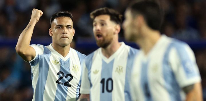 El delantero argentino Lautaro Martínez celebra después de anotar un gol durante el partido de fútbol de las eliminatorias sudamericanas de la Copa Mundial de la FIFA 2026 entre Argentina y Perú en el estadio La Bombonera en Buenos Aires.