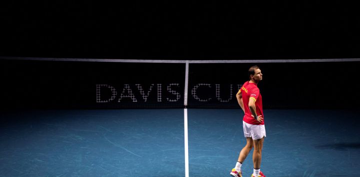 El español Rafael Nadal asiste a un homenaje a su carrera al final del partido de dobles de cuartos de final entre Holanda y España durante las finales de la Copa Davis en el Palacio de Deportes José María Martín Carpena en Málaga, sur de España. La brillante carrera de la superestrella Rafael Nadal en el tenis profesional llegó a su fin cuando Holanda eliminó a España en los cuartos de final de la Copa Davis.