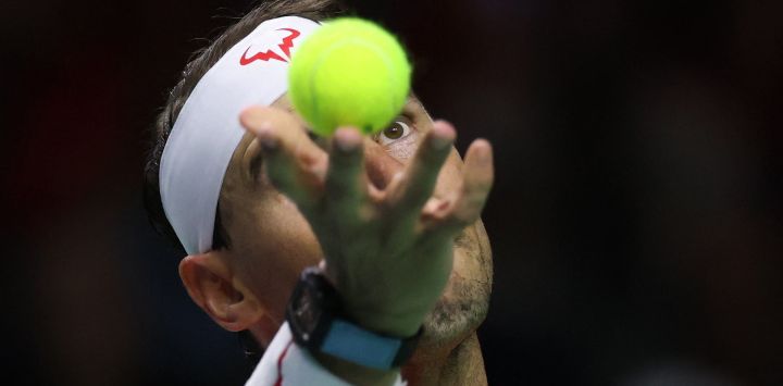 El español Rafael Nadal sirve al holandés Botic van de Zandschulp en el partido de individuales de cuartos de final entre Holanda y España durante las finales de la Copa Davis en el Palacio de Deportes José María Martín Carpena en Málaga, sur de España.