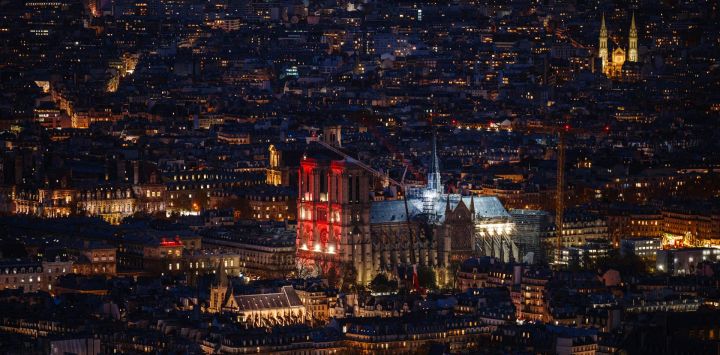 Esta fotografía muestra la catedral de Notre Dame de París iluminada de rojo, en el marco de la "Semana Roja", un evento organizado por la asociación Aide à l'Église en Détresse (AED), para crear conciencia sobre la difícil situación de la población cristiana perseguida por su fe, en París.