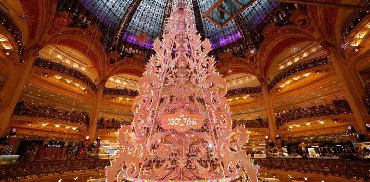 Esta fotografía muestra un árbol de Navidad gigante en el interior de los grandes almacenes Galeries Lafayette en París, Francia.