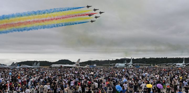 La gente observa al equipo acrobático Bayi de la Fuerza Aérea del Ejército Popular de Liberación (EPL) actuar durante la 15ª Exposición Internacional de Aviación y Aeroespacial de China en Zhuhai, en la provincia de Guangdong, en el sur de China.