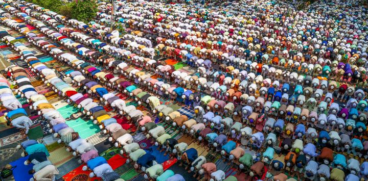 Los devotos musulmanes de Tablighi Jamaat ofrecen oraciones a lo largo de una carretera en Dhaka, Bangladesh.