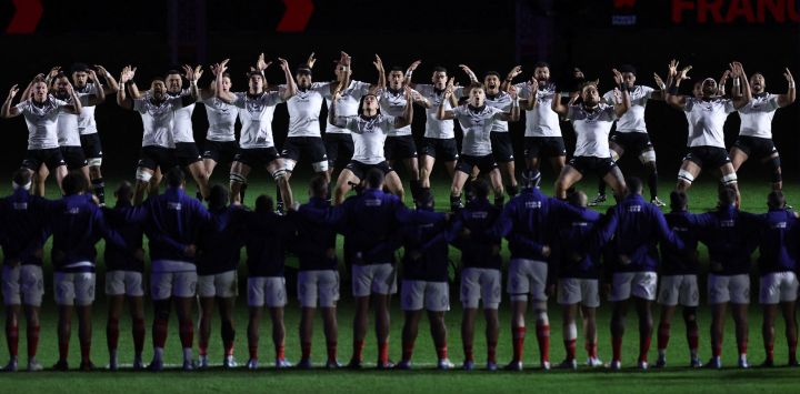 Los jugadores de Nueva Zelanda (blancos) realizan un haka frente a los jugadores de Francia antes del partido de prueba internacional de rugby de la Autumn Nations Series entre Francia y Nueva Zelanda en el Stade de France en Saint-Denis, al norte de París.