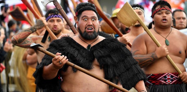 Miembros de la comunidad maorí marchan en una manifestación de protesta para criticar al gobierno por sus políticas que afectan a la población indígena maorí en Wellington.