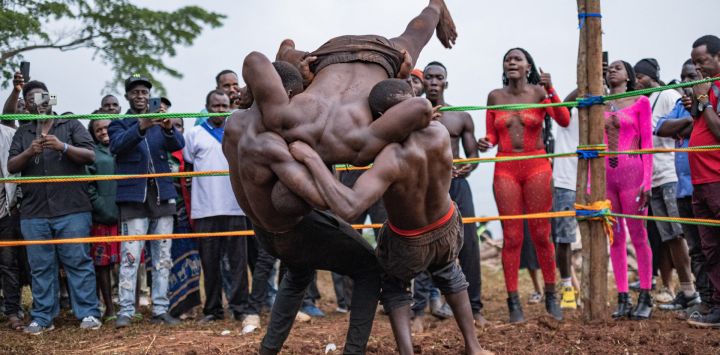 Miembros de Uganda Soft Ground Wrestling actúan para los asistentes durante el tercer día del Festival Nyege Nyege en Jinja. El popular Festival Nyege Nyege de cuatro días en Jinja, Uganda, reúne a más de 10.000 juerguistas y artistas de toda África para celebrar la música y la cultura, aunque ha enfrentado críticas de algunos líderes religiosos que lo consideran moralmente controvertido.