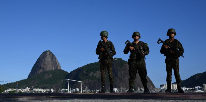 Soldados del ejército brasileño hacen guardia en la playa de Botafogo con el Pan de Azúcar al fondo durante la Cumbre del G20 en Río de Janeiro, Brasil.