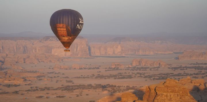 Turistas toman un viaje en un globo aerostático, en AlUla, Arabia Saudita. Bajo el lema "Viaje por el Cielo al Amanecer de Hegra", un evento de globos aerostáticos tuvo lugar en Hegra, un Sitio Patrimonio Mundial de la Organización de las Naciones Unidas para la Educación, la Ciencia y la Cultura (UNESCO) en AlUla.