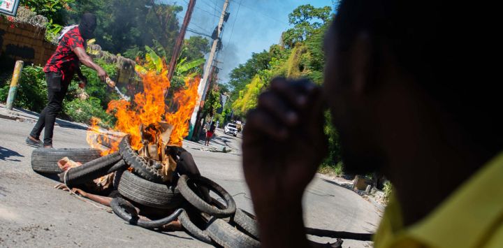 Un hombre prende fuego a los cuerpos de presuntos pandilleros en Petion-Ville, un suburbio de Puerto Príncipe, Haití. La policía y grupos civiles de autodefensa mataron a 28 presuntos pandilleros en la capital haitiana, Puerto Príncipe, en una operación nocturna, dijeron las autoridades el martes, mientras el gobierno busca recuperar parte del control de la ciudad.