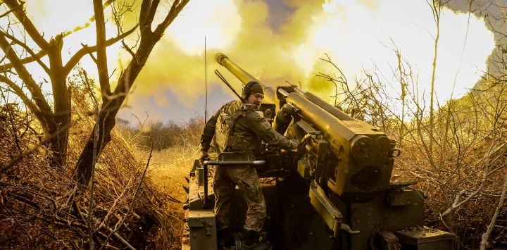 Un militar ucraniano de la 24.ª Brigada Mecanizada dispara un obús autopropulsado 2s5 de 152 mm hacia posiciones rusas en un lugar no revelado cerca de Chasiv Yar en la región de Donetsk, en medio de la invasión rusa de Ucrania.