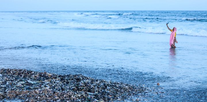 Una niña somalí se toma una selfie en la playa de Gubadley, cerca de una zona contaminada con plástico en Mogadiscio. Somalia impuso una prohibición largamente postergada de las bolsas de plástico de un solo uso para ayudar a combatir la contaminación, el último país africano en intentar frenar la ola de desechos no biodegradables.