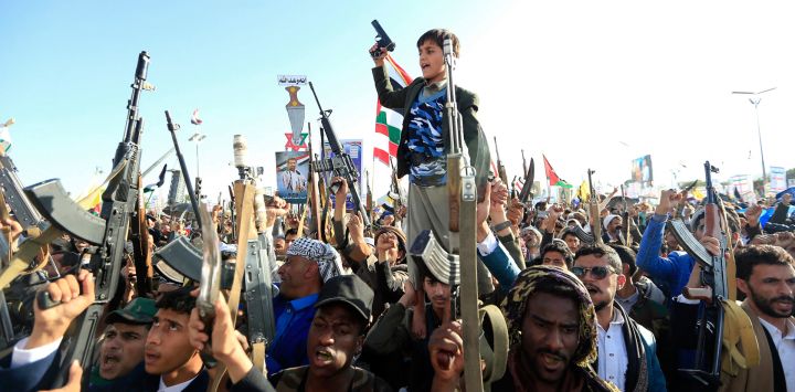 Yemeníes blanden rifles y corean consignas durante una manifestación contra Israel en solidaridad con Gaza y el Líbano en la capital controlada por los hutíes, Saná.