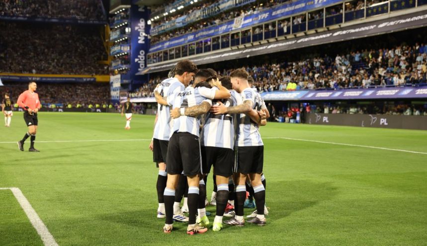 La Selección Argentina festejando el gol de Lautaro Martínez ante Perú