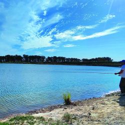 En este ámbito que sólo abre los fines de semana y feriados no está permitida la pesca embarcada, solamente la de costa. Las aguas son tan cristalinas que hay que moverse con cautela para no alertar a los peces de nuestra presencia.