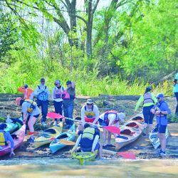 Es conveniente cruzar el Paraná sólo con buen tiempo. Hacerlo cerca del boyado nos ayuda a observar la deriva y a remar para corregirla. Derecha: el camping El Fondeadero –con una buena altura por si hay sudestada– resulta ideal para acercarse a la Segunda Sección. 
