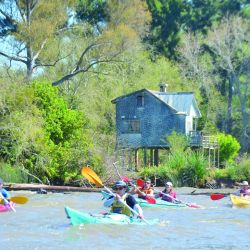 Es conveniente cruzar el Paraná sólo con buen tiempo. Hacerlo cerca del boyado nos ayuda a observar la deriva y a remar para corregirla. Derecha: el camping El Fondeadero –con una buena altura por si hay sudestada– resulta ideal para acercarse a la Segunda Sección. 