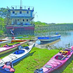 Es conveniente cruzar el Paraná sólo con buen tiempo. Hacerlo cerca del boyado nos ayuda a observar la deriva y a remar para corregirla. Derecha: el camping El Fondeadero –con una buena altura por si hay sudestada– resulta ideal para acercarse a la Segunda Sección. 