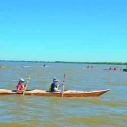 Es conveniente cruzar el Paraná sólo con buen tiempo. Hacerlo cerca del boyado nos ayuda a observar la deriva y a remar para corregirla. Derecha: el camping El Fondeadero –con una buena altura por si hay sudestada– resulta ideal para acercarse a la Segunda Sección. 