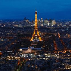 Esta fotografía muestra una vista de la Torre Eiffel y el distrito financiero de La Défense al fondo en París, Francia. | Foto:DIMITAR DILKOFF / AFP