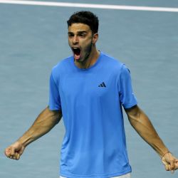 Francisco Cerundolo, del equipo de Argentina, celebra vencer a Lorenzo Musetti, del equipo de Italia, durante su partido de individuales de cuartos de final entre Italia y Argentina en las finales de la Copa Davis en el Palacio de Deportes José María Martín Carpena en Málaga, sur de España. | Foto:Thomas Coex / AFP