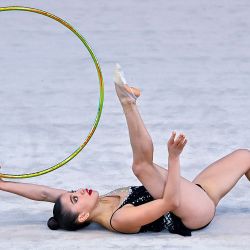Imagen de Manuela Gallego, de Colombia, compitiendo durante las eliminatorias individuales de all-around en el Torneo Internacional de Gimnasia Rítmica 2024, en Doha, Qatar. | Foto:Xinhua/Nikku