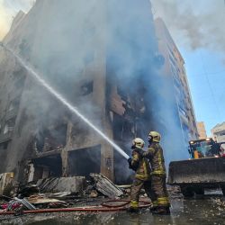 Los bomberos combaten las llamas de un edificio afectado por un ataque aéreo israelí que tuvo como objetivo el barrio de Haret Hreik, en los suburbios del sur de Beirut, en medio de la guerra en curso entre Israel y Hezbolá. | Foto:AFP