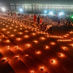 Los devotos encienden lámparas de aceite tradicionales mientras celebran el festival hindú de 'Dev Deepawali' en Sangam, la confluencia de los ríos Ganges, Yamuna y el mítico Saraswati en Prayagraj, India. | Foto:SANJAY KANOJIA / AFP