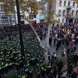 Manifestantes georgianos se enfrentan a agentes de la ley durante una protesta contra los resultados de las elecciones parlamentarias del mes pasado en Tbilisi. | Foto:GIORGI ARJEVANIDZE / AFP