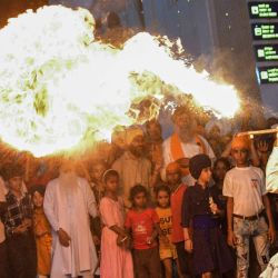 Un joven sij realiza un acto de lanzamiento de fuego durante una procesión religiosa en vísperas del aniversario del nacimiento de Guru Nanak Dev (fundador del sijismo) en Patna, en el estado indio de Bihar. | Foto:Sachin Kumar / AFP