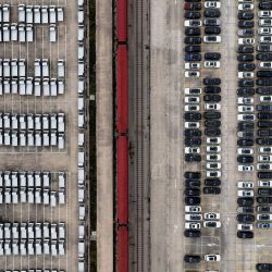 Vista aérea tomada con un dron de vehículos siendo transportados en una estación ferroviaria de CRIntermodal, en Wuhan, en la provincia de Hubei, en el centro de China. | Foto:Xinhua/Xing Guangli